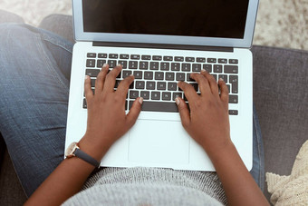 移动PC女人手打字键盘工作自由项目房子技术研究特写镜头女工作报告电脑生活房间首页