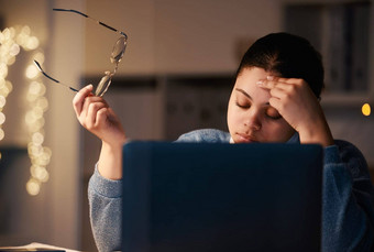 <strong>精神</strong>健康移动PC晚上女人倦怠大学研究大学项目文章教育<strong>学习</strong>学校研究哲学学生头疼压力危机问题