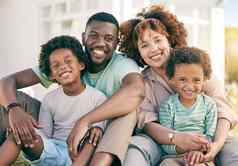 肖像爱黑色的家庭户外质量时间幸福快乐快乐的成键脸父母妈妈。父亲孩子们孩子们微笑放松爱的