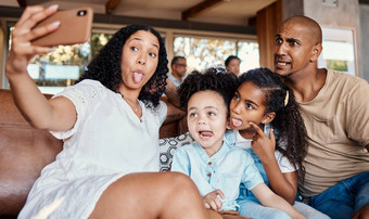 家庭有趣的脸自拍舌头首页有趣的成键跨种族漫画摄影父亲妈妈。女孩采取图片社会媒体快乐内存