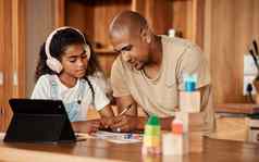 平板电脑首页教育父亲孩子翻译语言学习网络学习耳机电子产品家庭爸爸男人。女孩孩子帮助支持教学声音发展
