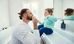 家庭孩子们刷牙牙齿父亲女孩浴室首页牙科卫生孩子们教学口服男人。女孩子成键口清洁