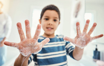 清洁手肥皂男孩浴室卫生健康医疗保健首页健康的家庭护肤品肖像孩子开放手掌洗水肥皂消毒