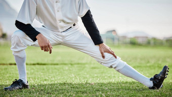 棒球体育场伸展运动腿运动员场准备好了培训匹配草夏天身体男人。健身锻炼变焦体育球员温暖的开始垒球锻炼在户外