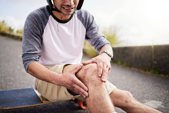 受伤男人。<strong>膝盖疼痛</strong>滑板事故实践学习滑冰活跃的坏滑板者瘀伤破碎的骨持有痛苦的腿街滑冰