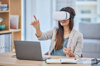 虚拟现实业务女人元宇宙数字技术办公室快乐女企业家未来主义的耳机游戏互联网浏览幻想模拟