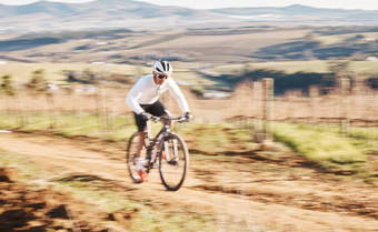 男人。自行车骑自行车运动模糊自然农村培训三项全能运动体育权力骑自行车的人山自行车速度路旅行锻炼专业挑战