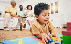 家庭快乐男孩地板上玩具玩有创意的活动有趣的生活房间教育孩子发展孩子享受建筑块游戏放松父母首页