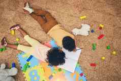 画书前视图孩子们地板上玩具数量谜题玩首页家庭教育游戏快乐男孩女孩有趣的活动有创意的学习放松