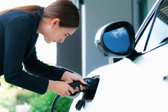 进步女人充电车<strong>首页</strong>充电站