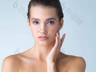 护肤品化妆品肖像年轻的女人工作室孤立的蓝色的背景沙龙化妆美肖像模型西班牙水疗中心面部治疗新鲜的清洁皮肤模型