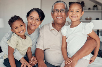 家庭一代又一代爷爷奶奶孩子们家庭首页爱成键肖像幸福快乐家庭微笑的关系护理放松支出质量时间首页