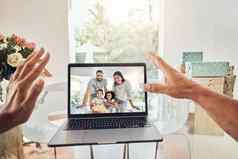 手视频调用家庭圣诞节移动PC波在线聊天房子电脑互联网技术妈妈。父亲孩子们屏幕显示首页