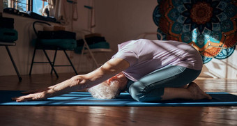高级女人伸展<strong>运动</strong>瑜伽锻炼生活房间健身<strong>有氧运动</strong>健康席工作<strong>室</strong>培训退休锻炼普拉提上了年纪的退休人锻炼腿地板上