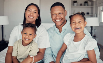 家庭放松快乐首页爱护理支持肖像黑色的家庭微笑父母花质量时间孩子们假期假期家庭首页幸福