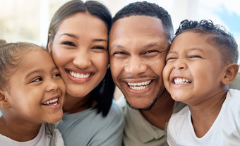 肖像爱黑色的家庭快乐微笑脸美国集团假期<strong>妈妈爸爸</strong>孩子们拥抱成键假期<strong>妈妈</strong>。父亲可爱的年轻的孩子们享受童年