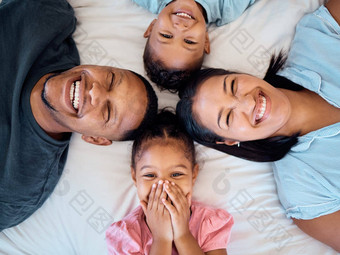 快乐家庭肖像前视图卧室爱护理放松家庭首页头脸微笑父母兴奋孩子们家庭时间幸福成键房子