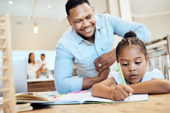 孩子父亲支持家庭作业学习学校工作书知识教育成键首页男人。帮助女孩研究焦点发展表格