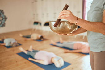 瑜伽类女人藏文唱歌碗冥想平静正念瑜伽类Zen健康培训女教练铜碗精神上的疗愈锻炼工作室