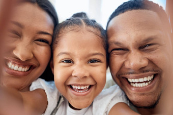 脸自拍微笑黑色的家庭首页成键有趣的爱护理女孩父亲妈妈。采取图片快乐内存社会媒体在线帖子享受时间