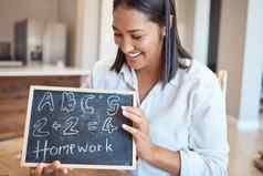 学习教育女人家庭作业黑板上研究字母数字美国广播公司数学女老师教育家印度持有黑板方程语法