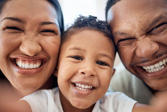 自拍脸微笑黑色的家庭首页成键采取照片享受时间肖像爱图片女孩父亲妈妈。快乐内存社会媒体在线帖子