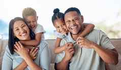 家庭拥抱爱父母孩子们快乐肖像的关系护理有趣的孩子们首页快乐家庭微笑成键幸福支出质量时间拥抱