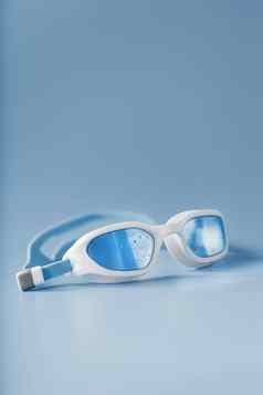 白色游泳眼镜蓝色的镜头