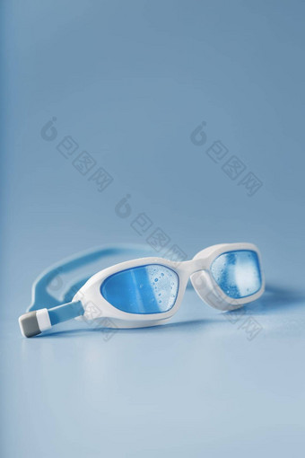 白色<strong>游泳眼镜</strong>蓝色的镜头