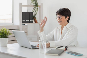 成熟的业务女人会说话的出售报告<strong>视频</strong>会议女移动PC在线会议<strong>视频</strong>调用工作办公室<strong>视频</strong>调用在家中上班