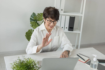 成熟的业务女人会说话的出售报告<strong>视频</strong>会议女移动PC在线会议<strong>视频</strong>调用工作办公室<strong>视频</strong>调用在家中上班