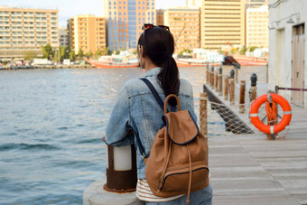 年轻的女人背包回来欣赏河迪拜溪回来视图<strong>旅程</strong>波斯海湾