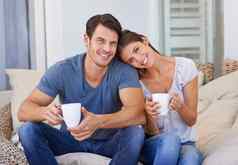 新鲜的咖啡强大的爱充满深情的年轻的夫妇放松首页咖啡