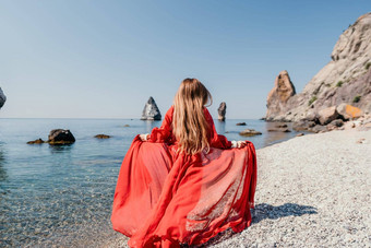 女人旅行海快乐旅游红色的衣服享受采取图片在户外记忆女人旅行者摆姿势岩石海湾包围火山山分享旅行冒险旅程