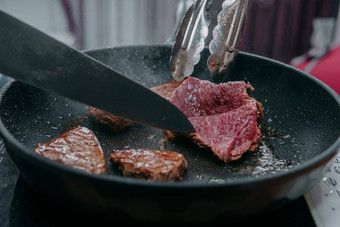 生牛肉肉烹饪牛排生牛肉切片烹饪肉烹饪牛排烹饪类切割牛排煎锅