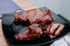 烹饪牛脊肉牛排肉卷烹饪类切片肉板特写镜头