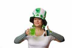 女人leprechaun’s他三叶草叶子手势拇指持有杯子绿色啤酒白色背景