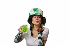 华丽的女人狂欢节穿帕特里克的一天持有杯子绿色啤酒吹空气吻白色背景