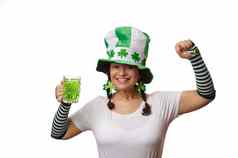 美丽的女人庆祝圣帕特里克的酒吧聚会，派对持有杯子爱尔兰喝绿色啤酒微笑相机