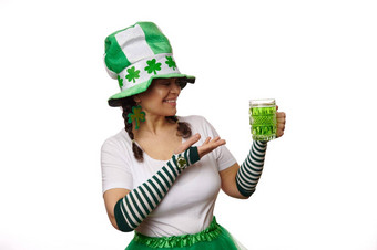 漂亮的女人狂欢节服装圣帕特里克的一天摆姿势杯子绿色啤酒孤立的白色背景