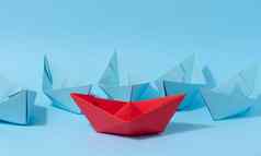 红色的纸船站前面集团蓝色的纸船对抗