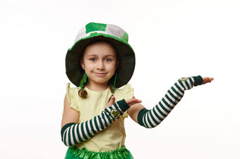 微笑爱尔兰女孩小妖精他三叶草叶子持有虚构的复制空间孤立的白色背景