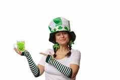 美丽的女人狂欢节他三叶草叶子显示杯子绿色啤酒微笑孤立的白色背景