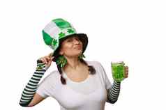 美丽的女人狂欢节他三叶草叶子持有杯子绿色啤酒微笑孤立的白色背景