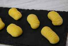 桩黄色的鸡蛋饺子gnocci土豆秘鲁意大利食物自制的