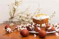 色彩斑斓的复活节鸡蛋春天开花花彩色的蛋假期边境复活节蛋糕