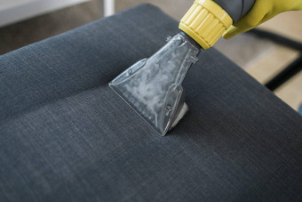 男人。保护橡胶手套清洁沙发<strong>专业</strong>提取方法洗真空<strong>更</strong>清洁的早期春天常规的清理商业清洁公司概念