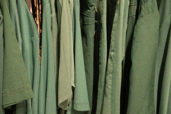 绿色夏天衬衫悬挂器商店明亮的夏天衣服