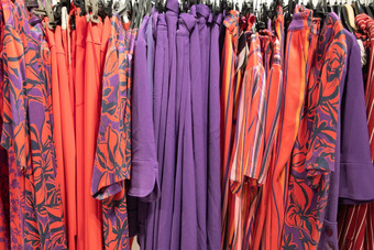 模型橙色紫色的衬衫商店分组颜色