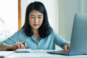 金融规划市场营销会计肖像亚洲员工检查金融语句文档计算器电脑工作